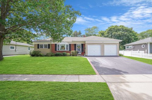 52 Colony Dr, West Sayville NY  11796-1619 exterior