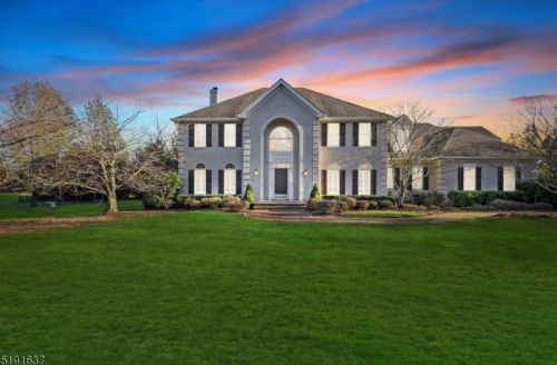 5 Forestdale Dr, White House Station, NJ 08889-3381