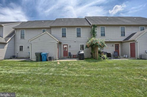 394 Stonehedge Ln, Navy Sup Dpt PA  17055-7012 exterior