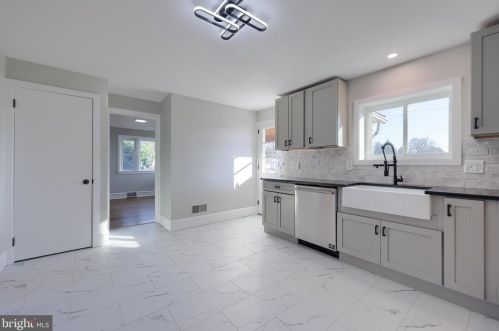 124 Millersville Rd, Lancaster PA  17603-4220 exterior