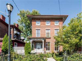 18 Ashley St, Hartford, CT 06105-1401
