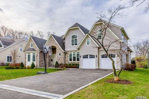 28 Woods Rd, Great Neck, NY 11020-1220