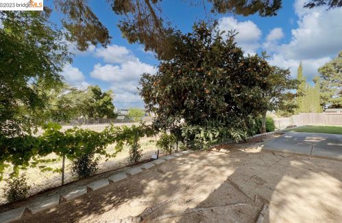 1409 Ventura Dr, West Pittsburg CA  94565-6426 exterior