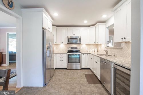 932 Queens Dr, Yardley PA  19067-4528 exterior