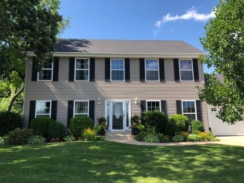 810 Medina Dr, Mukwonago, WI 53149-9454