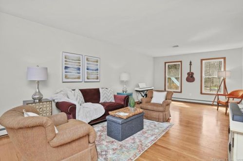 12 Cold Spg Dr, Bridgeport CT 06611-1106 exterior