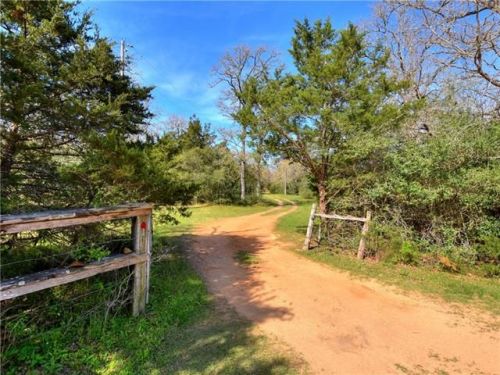 1605 Buck Run Dr, Thompsonville, TX 78959-5100