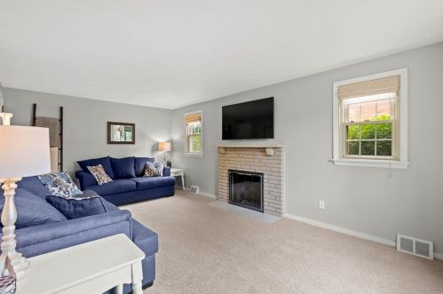 395 Woodcliff Cir, Pittsburgh, PA 15243-1455