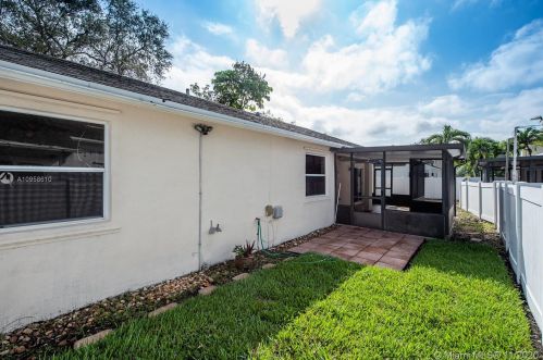 11921 12th St, Hollywood, FL 33026-3874