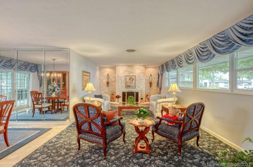 7440 Twin Sabal Dr, Hialeah FL  33014-2529 exterior