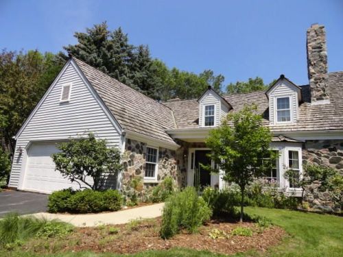 1022 Shaker Cir, Thiensville, WI 53092-6034