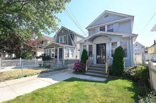 91-12 218th St, Jamaica, NY 11428-1131