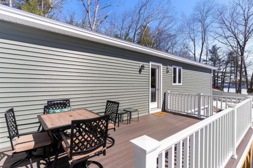 23 Holts Point Rd, Sandown NH  03873-2517 exterior