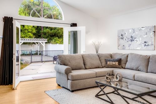 11814 Hesby St, North Hollywood CA  91607-3218 exterior