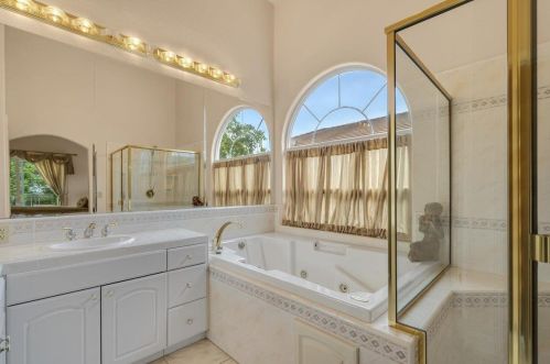 860 Valley Oak Dr, Hollister CA  95023-9155 exterior