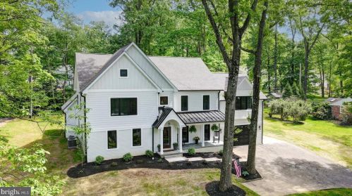 376 Saunders Dr, Wayne, PA 19087-5407