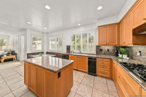 6726 Camphor Pl, Carlsbad, CA 92011-3421