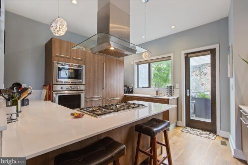310 Fairmount Ave, Philadelphia PA  19123-2931 exterior