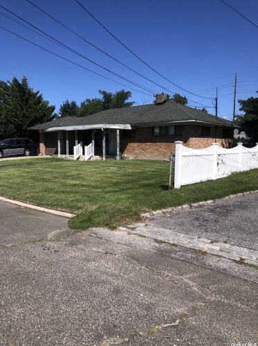 1081 Thompson Dr, Bayshore, NY 11706-6214
