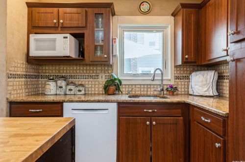 3766 Hudson Ave, Seaford NY  11783-2319 exterior