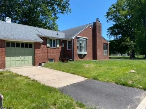 637 Wenz Pl, Roselle, NJ 07203-1538