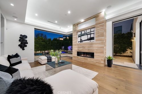 5128 Noble Ave, Van Nuys CA  91403-1376 exterior