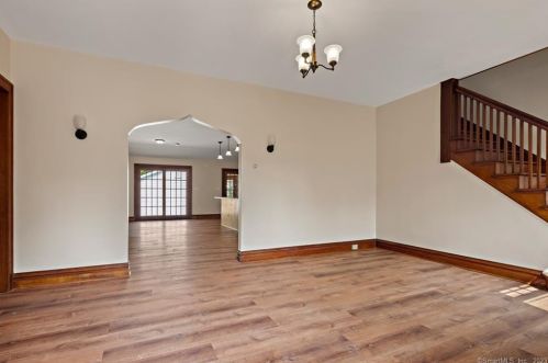 8 Rempsen St, Bridgeport, CT 06611-5238