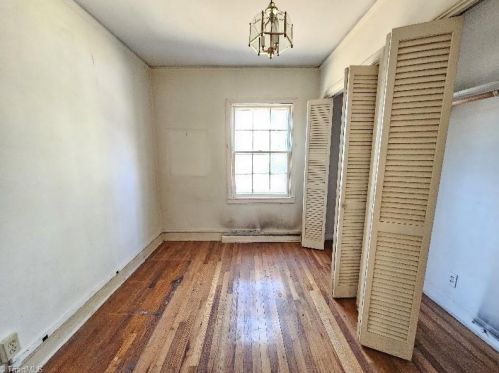 1521 Colonial Ave, Greensboro NC  27408-4907 exterior