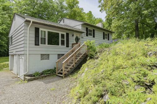 86 Roosevelt Rd, Hyde Park, NY 12538-2325