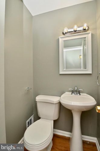 6153 Roxbury Ave, Springfield VA  22152-1625 exterior