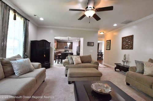 7 Lily Ln, Piscataway NJ  08854-6670 exterior