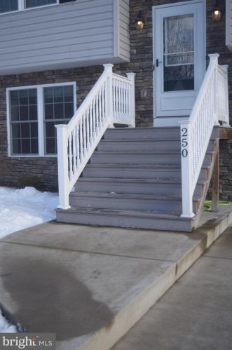 250 Stonewall St, Strasburg, VA 22657-2322