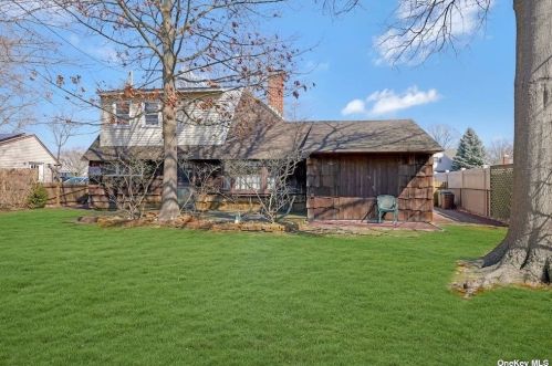 34 Flagstone Ln, Westbury NY  11590-6531 exterior