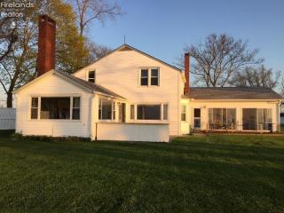 13119 Lake Rd, Vermilion, OH 44089-3057