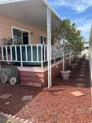 11250 Beach Blvd, Stanton CA  90680-3291 exterior