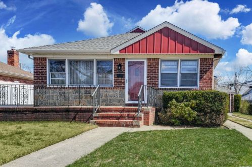 77-17 270th St, New Hyde Park NY  11040-1417 exterior