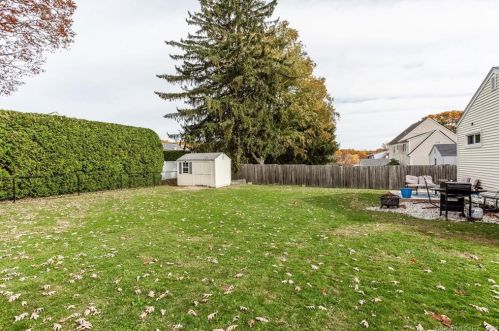 98 Ballfall Rd, Middletown CT  06457-2328 exterior