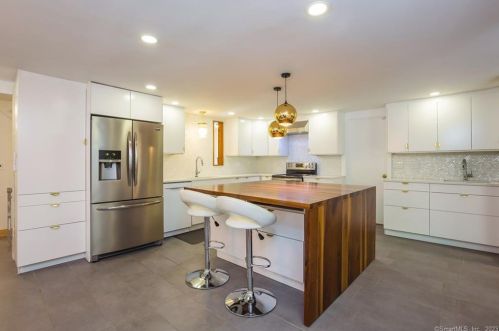 13 Bayberry Ln, Norwalk CT  06851-1601 exterior