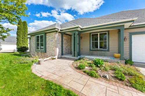 1349 Mockingbird Dr, Oconomowoc, WI 53066-2390