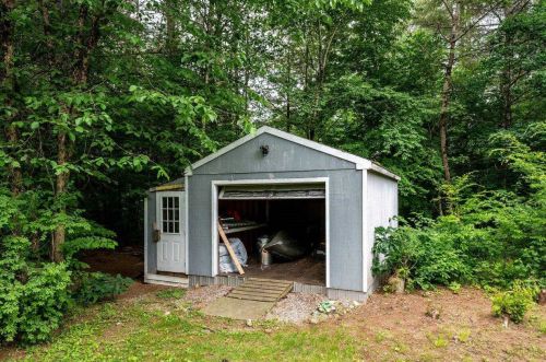 225 Raymond Rd, Deerfield NH  03037-1506 exterior