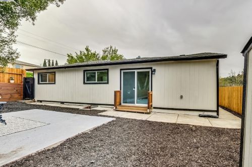 2421 Paloma St, Pinole CA 94564-1421 exterior
