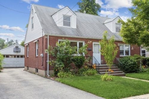 111 10th St, New Hyde Park, NY 11040-4204