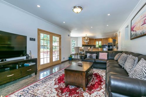 18 Linden Ln, Westbury NY  11568-1610 exterior