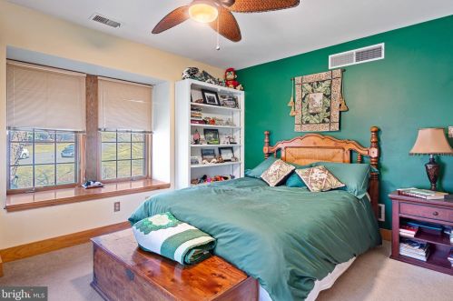 222 Longspur Dr, Wilmington DE  19808-4363 exterior