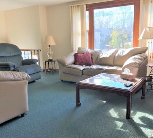 11 Hamburg St, Huntington, CT 06484-4314