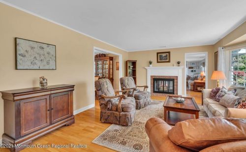 33 Pelican Rd, Middletown NJ  07748-3237 exterior