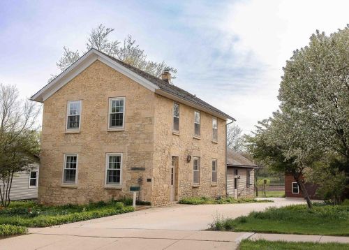 914 Bequette St, Dodgeville WI  53533-1112 exterior