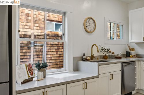 4143 Howe St, Oakland CA 94611-5117 exterior