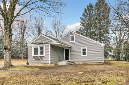 28 Church St, Woodbury, CT 06798-2823