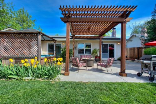 1000 Woodridge Dr, Vacaville CA  95687-6440 exterior